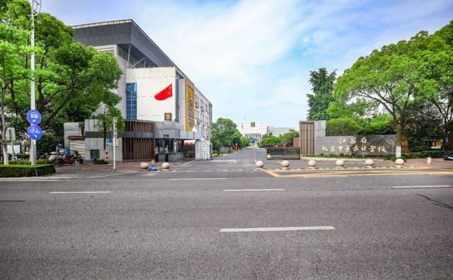 丁亮 践行探索育人新模式 丁亮 践行探索育人新模式