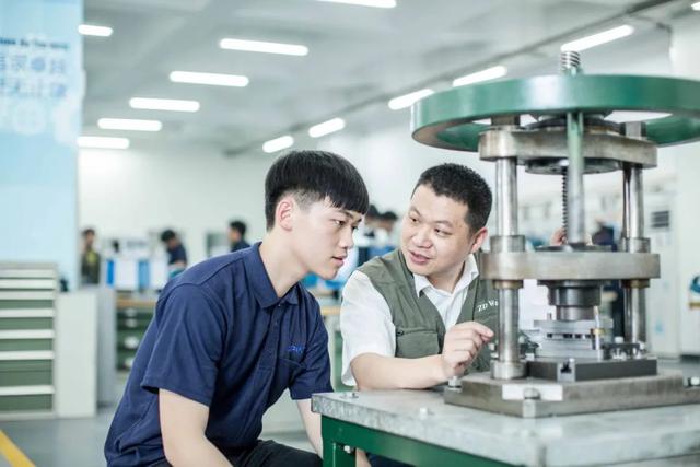 丁亮 践行探索育人新模式 丁亮 践行探索育人新模式